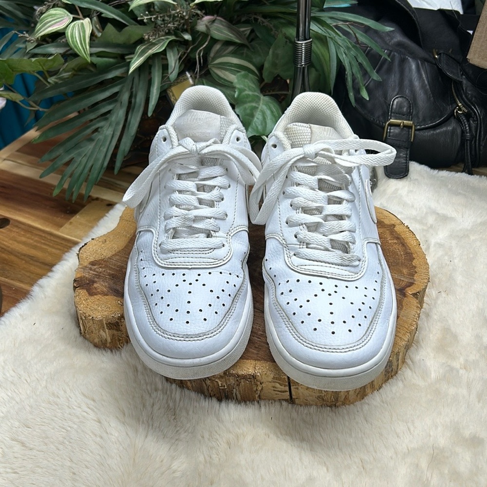 Nike low vision court shoes‎ women’s 8.5